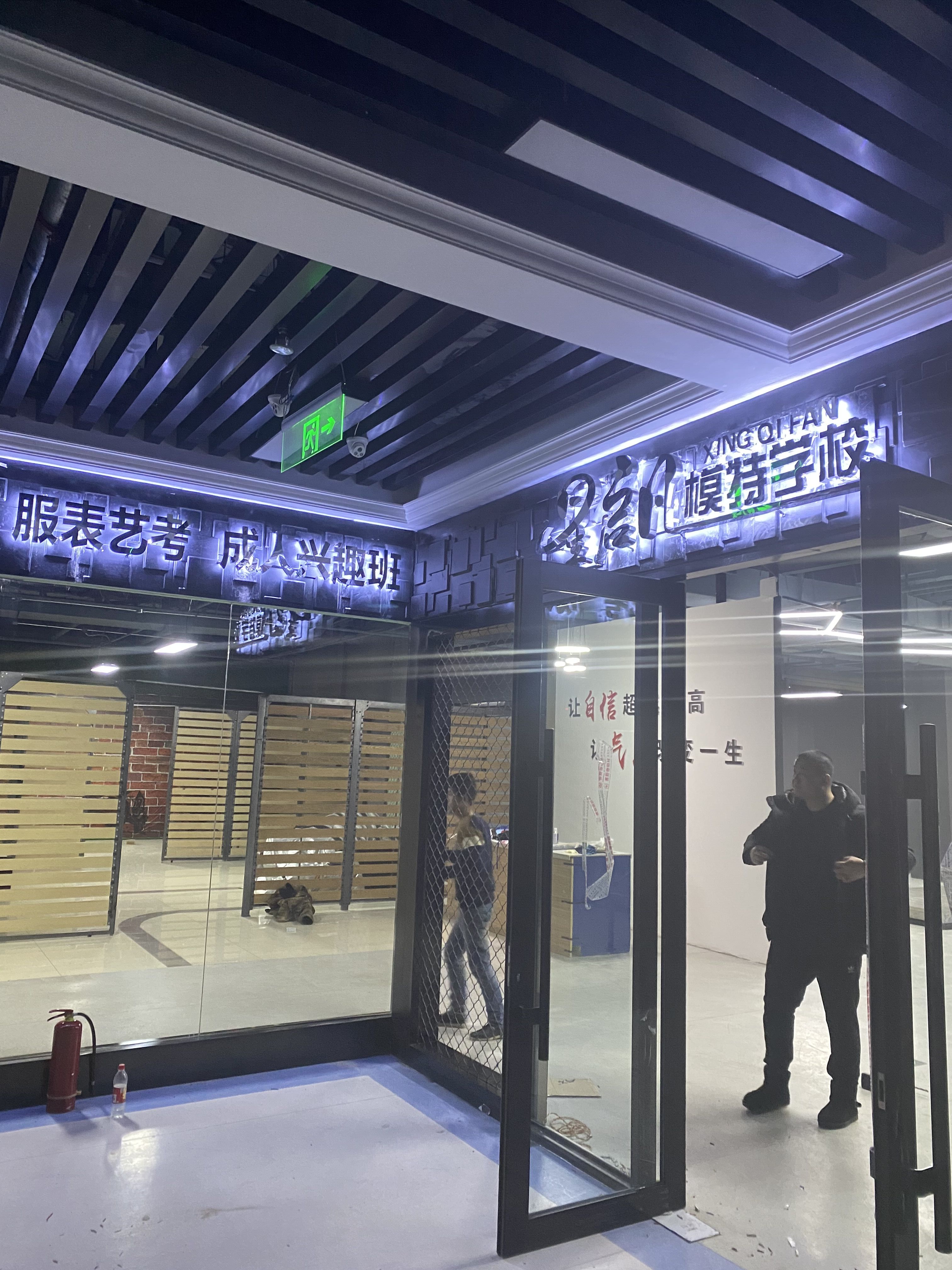 华联商厦 白钢背发光字
